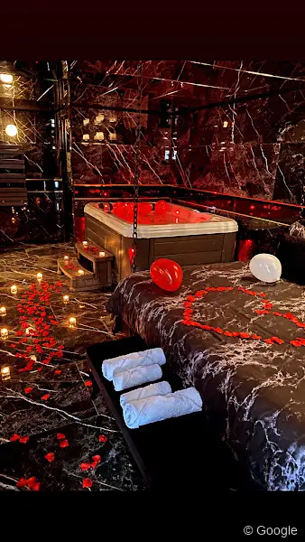 Photo de Black Suite, suite luxueuse avec jacuzzi privatif, lieu libertin à Montpellier
