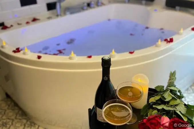 Photo de Nuit Magique Love room avec Jacuzzi Privé Nantes, lieu libertin à Nantes