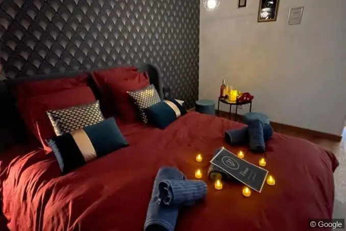 Photo 3 de Nuit Magique Love room avec Jacuzzi Privé Nantes, lieu libertin à Nantes