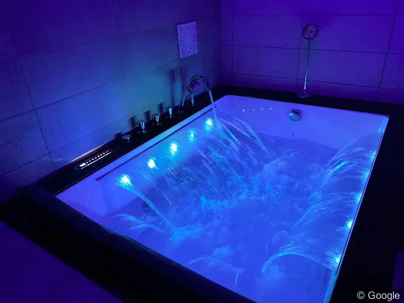 Photo de Suite Darcy & Spa – Love Room Dijon Jacuzzi & Parking, lieu libertin à Dijon