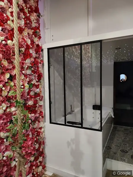 Photo de Suite romantique Vénusa avec jacuzzi privatif, lieu libertin à Montpellier
