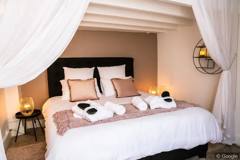 Photo 2 de Suite romantique Vénusa avec jacuzzi privatif, lieu libertin à Montpellier